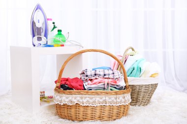 renkli havlu ve giysilerle sepetleri