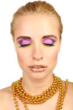 kadın parlak bir makyaj ile