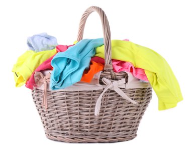 çamaşır sepeti, üzerinde beyaz izole içinde parlak kıyafetleri