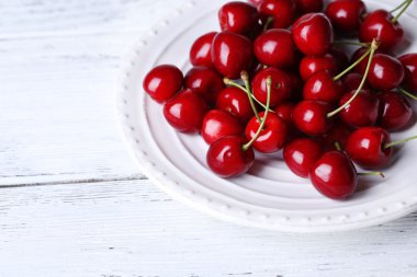 plaka üzerinde tatlı kiraz