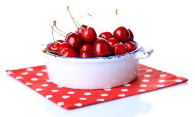 Renkli tabakta tatlı kiraz beyazda izole