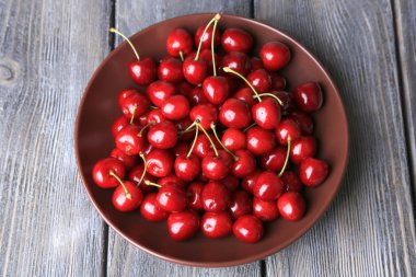 tatlı kiraz ahşap zemin üzerinde plaka üzerinde