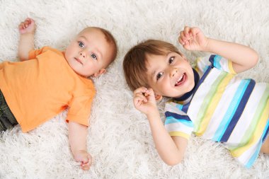 sevimli küçük çocukları halıya yalan