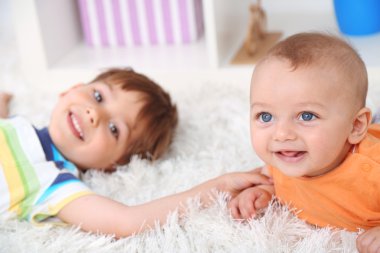 sevimli küçük çocukları halıya yalan