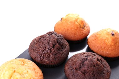 Pan, taze pişmiş kek üzerine beyaz izole