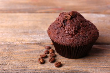 Çikolatalı kek ve kahve taneleri ahşap zemin üzerinde