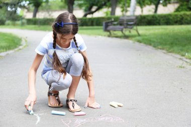 sevimli kız tebeşir ile asfalt üzerinde çizim