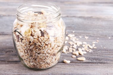 cam, renkli ahşap zemin üzerine ev yapımı granola