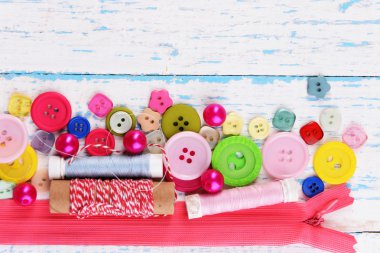 Ahşap masaya aksesuar dikiyorum.