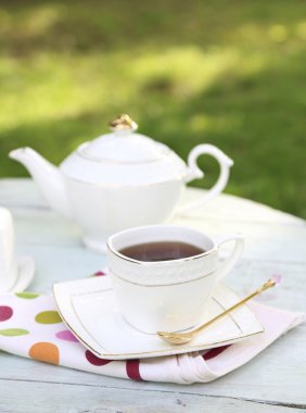 Çaydanlık ve fincan masada.