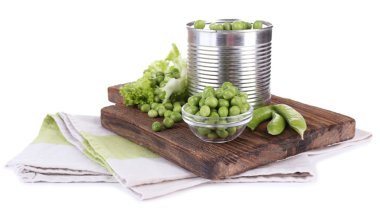 taze bezelye ve ahşap masa üzerinde beyaz izole, teneke