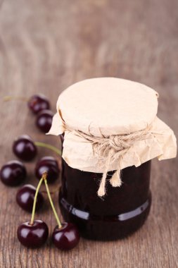 lezzetli kiraz reçeli cam ahşap tablo