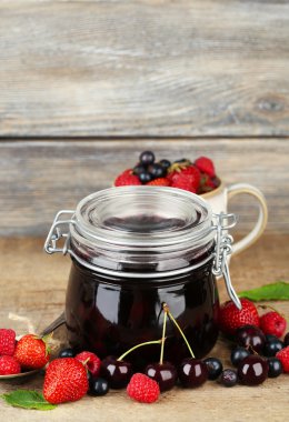 tahta masa üzerinde cam kavanoza çilek ile lezzetli reçel