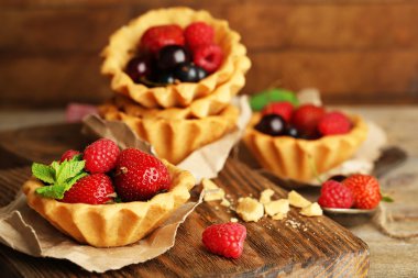 Ahşap masa üzerinde çilek ile lezzetli tartlets