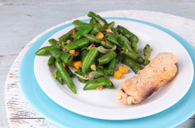 yeşil fasulye, jambon ve plaka renk ahşap zemin üzerine mısır salatası