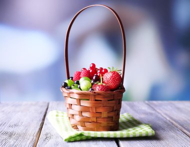 hasır sepet, parlak zemin üzerine ahşap masa üzerinde orman meyveleri