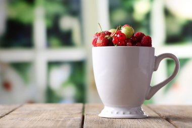 Orman meyveleri Kupası parlak zemin üzerine ahşap tablo