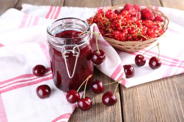 çilek reçeli cam tabloda, yakın çekim