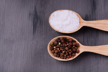tuz ve biber kaşık ahşap masa yakın çekim
