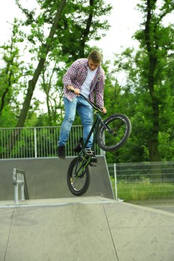 Çocuk onun Bmx bisiklet ile atlama