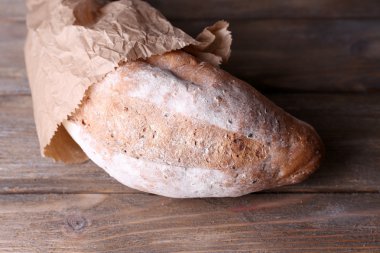 ahşap zemin üzerinde kağıt torba içinde somun