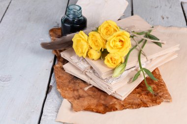 Eski mektupları ve ahşap arka plan yakın çekim çiçekler