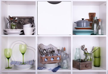 Güzel beyaz raf sofra ve mutfak eşyaları