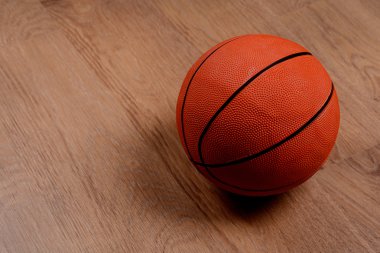 basketbol topu yerde