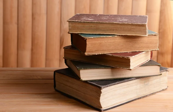 Livres anciens sur table sur fond bois — Photo