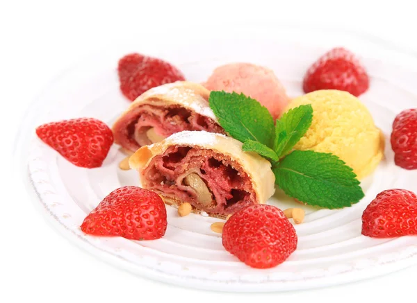 Sabroso strudel casero con helado — Foto de Stock