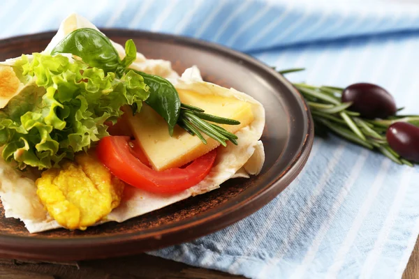 Veggie wrap filled with chicken and fresh vegetables on wooden table, close up — Stock Photo, Image