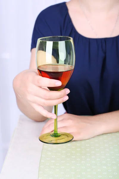 Fiatal nő egy pohár vörösborral — Stock Fotó