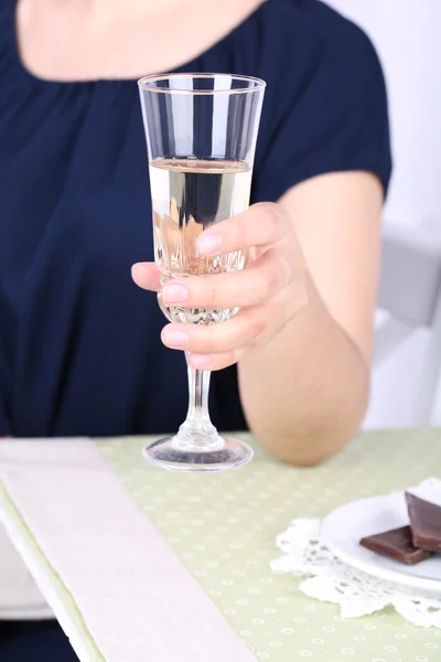Mladá žena se sklenicí šampaňského — Stock fotografie