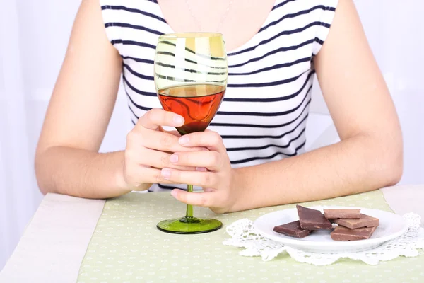 Giovane donna con bicchiere di vino rosso — Foto Stock