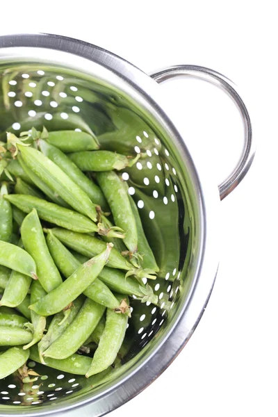 Frische grüne Erbsen im Sieb — Stockfoto