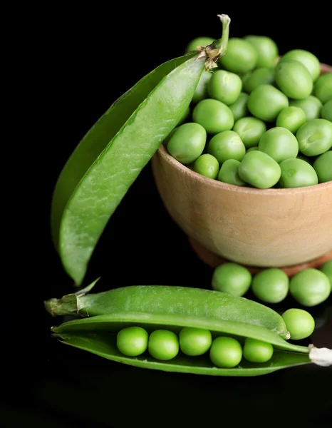 Frische grüne Erbsen in Schüssel — Stockfoto