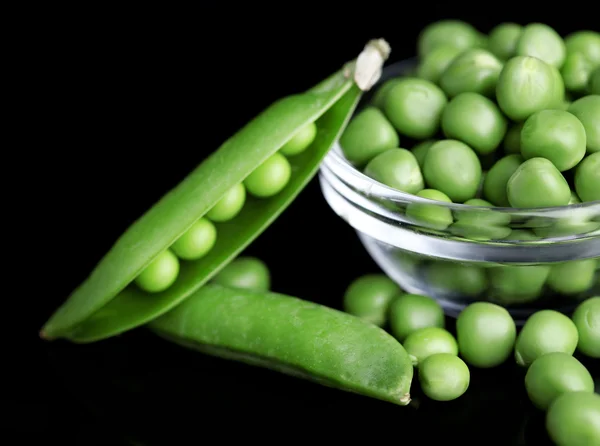 Ervilhas verdes frescas na tigela — Fotografia de Stock