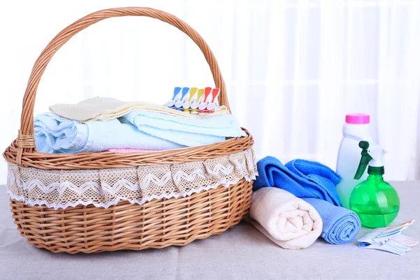 Красочные полотенца в корзине на столе — стоковое фото