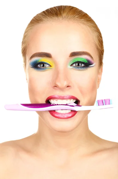 Femme avec maquillage lumineux et brosse à dents dans la bouche — Photo