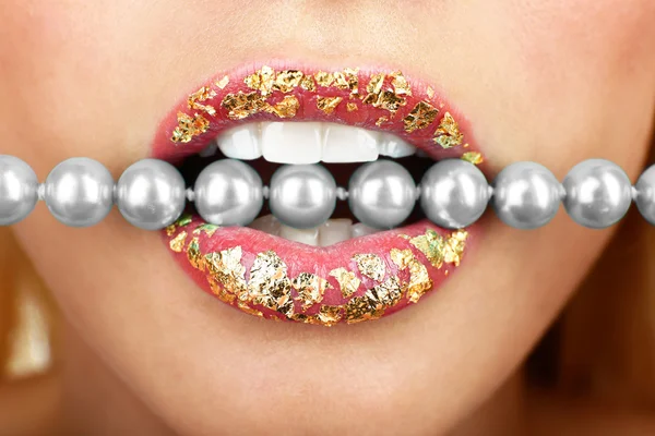 Ожерелье в зубах, закрыть — стоковое фото