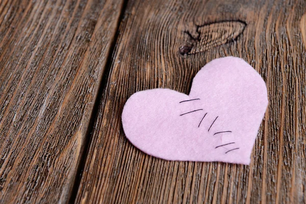 Corazón roto e hilo sobre fondo de madera — Foto de Stock