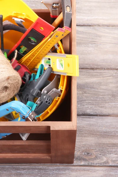 Деревянный ящик с различными инструментами — стоковое фото