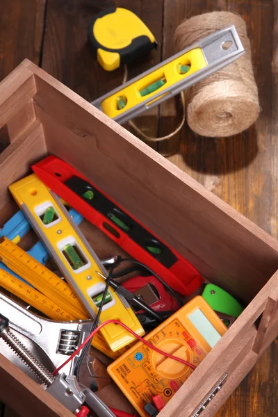 Houten doos met verschillende instrumenten — Stockfoto