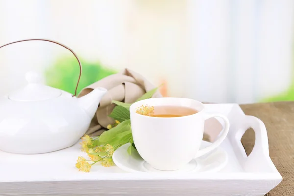 Sabroso té de hierbas con flores de tilo —  Fotos de Stock