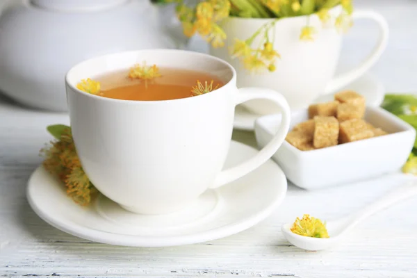 Вкусный травяной чай с липовыми цветами — стоковое фото