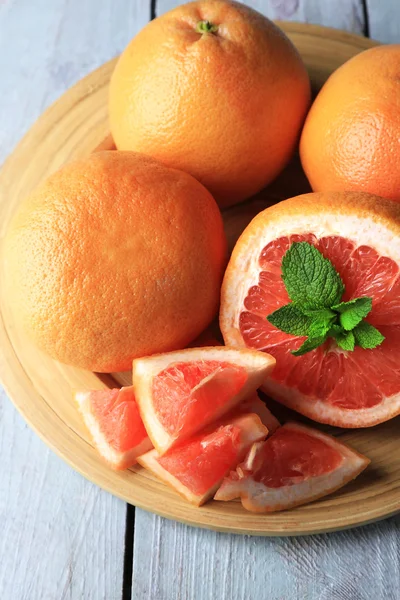 Zralých grapefruitů na desce — Stock fotografie