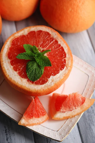 Reife Grapefruits auf dem Teller — Stockfoto