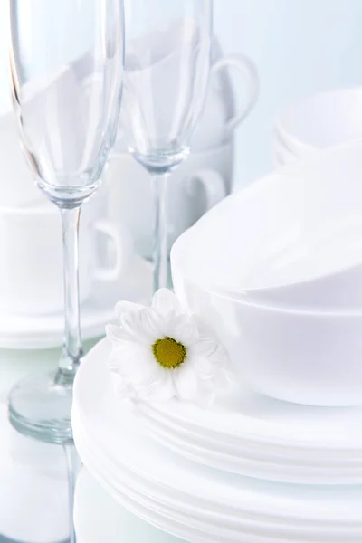 Conjunto de pratos brancos na mesa — Fotografia de Stock
