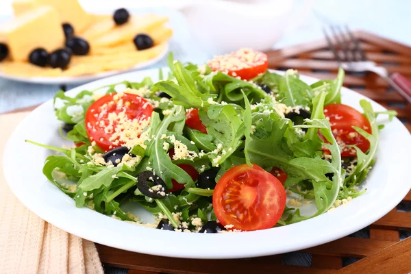 Fresh salad with arugula, close up — Stock Photo, Image