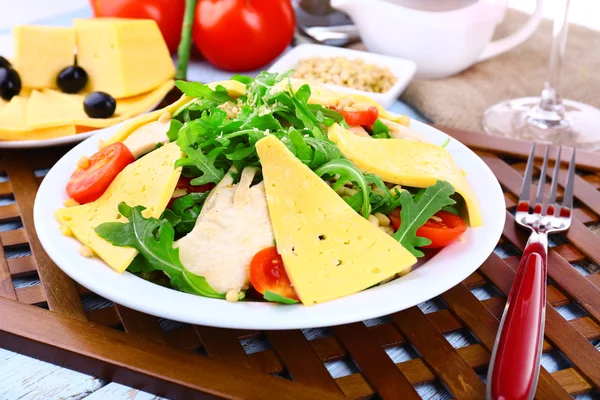 Frischer Salat mit Rucola, hautnah — Stockfoto